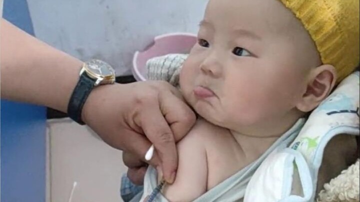 Proses bayi manusia berubah wajah saat disuntik: Aku tersenyum padamu, tapi kamu malah tega sama aku