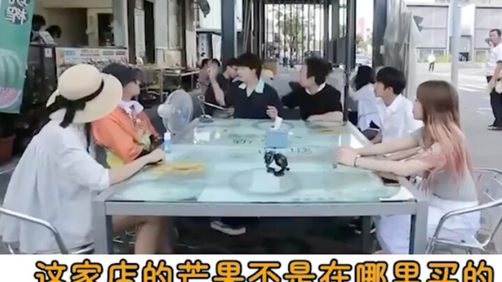 Selebriti Korea langsung bilang, pemilik kedai yang bikin smoothie pakai mangga segar itu sedang ber