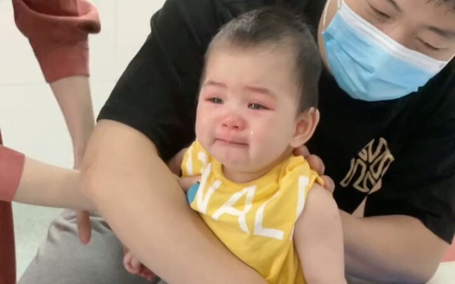 Tantang bayi yang paling menderita untuk mendapatkan suntikan di Internet...