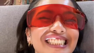 Setelah menempelkan berlian pada gigi, tertawa dengan percaya diri 😁✨