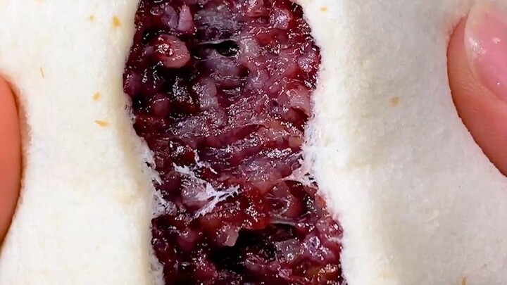 #ขนมปังข้าวม่วง ฮวาเหนียวบอกว่าวันนี้ไม่ได้ใส่มัสตาร์ด~ #อาหารเช้า