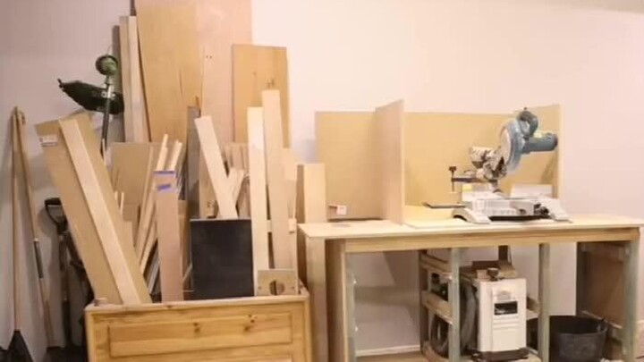 Meja kerja multifungsi buatan tukang kayu wanita asing ini sangat praktis