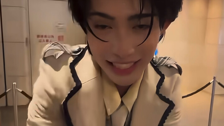 ตุ๊กตาหุ่นยนต์ญี่ปุ่นนี่ทำฉันขำตายแล้ว ฮ่าๆๆ เหมือนคนขับรถรับจ้างตามสถานีรถไฟความเร็วสูง ที่พยายามจะ
