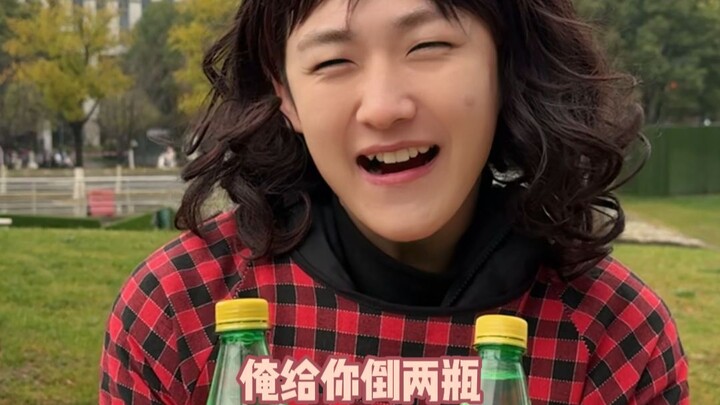 Gặp một sinh viên bán mì ăn liền pha nước Sprite