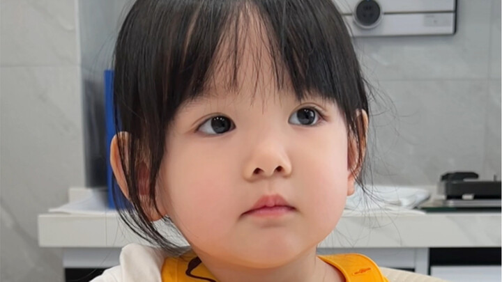 Pasti enak banget makan bareng anak perempuan, ya~