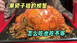 The first crab meal in autumn is to eat it thoroughly.