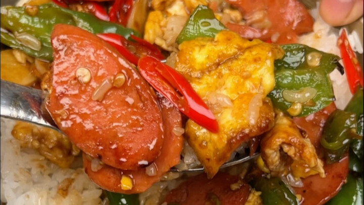 [Satu Suapan Bikin Terpesona! Telur Orak-Arik dengan Sosis Ham dan Paprika Hijau!]