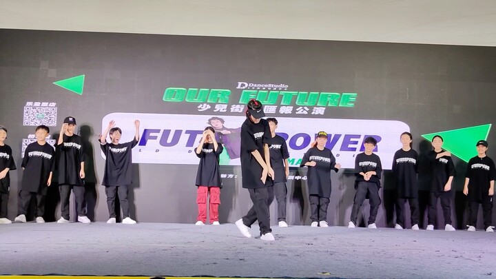เต้นรำสู่หอเกียรติยศในการแสดงเต้นรำบนถนน [ออกแบบท่าเต้นโดย Stray Kids]