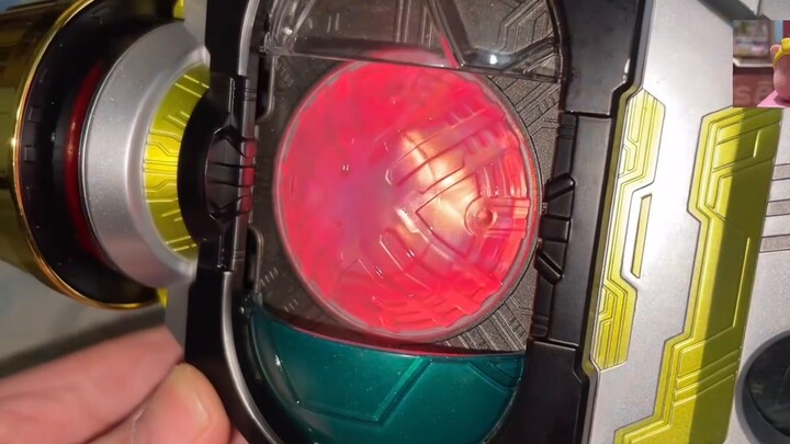 [That's more like it!] Just stuff a piece of colored paper in it! Bandai can't bear to do that! Kame