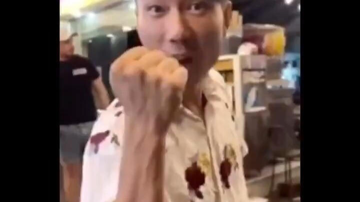 Seorang pria Asia yang tak tahan lagi menghadapi pelecehan rasial di Timur Tengah memukuli dan menan