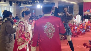 婚礼现场伴娘唱《谁是我的新郎》被新娘追杀