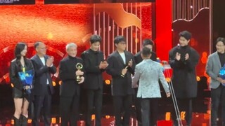 “哎呀妈呀真火啊...哎呀妈呀真帅啊...”肖战微博之夜路人直拍