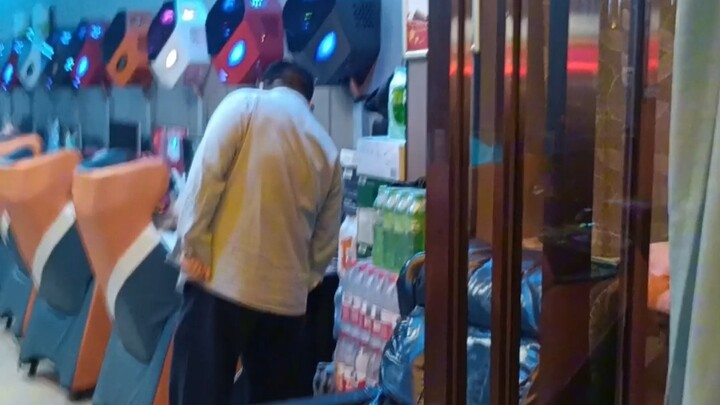 เจอตัวแปลง Apex ในร้านอินเทอร์เน็ตคาเฟ่ เลยจัดเต็มสุดกำลังเพื่อจัดการมัน!