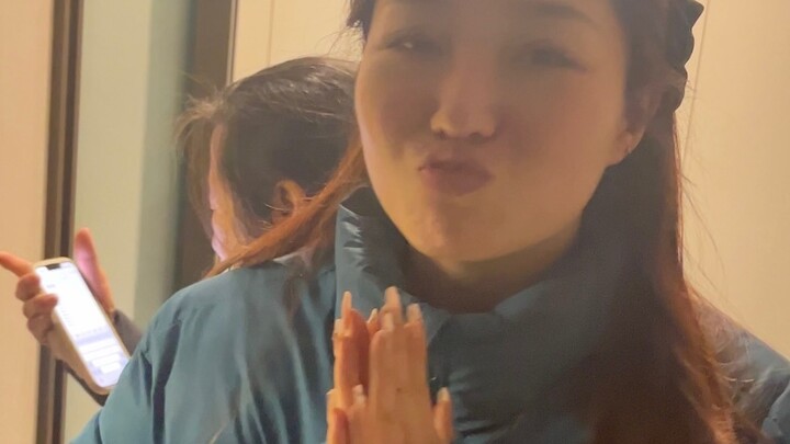 Pergi ke rumah pacar untuk silaturahmi tahun baru, tapi dia ngotot mau cium aku!