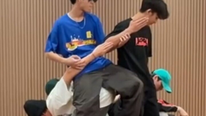 นี่น่าจะเป็นคลิปไลฟ์สตูดิโอซ้อมของ Xiao Dorn ตัวแรกบนอินเทอร์เน็ต (เวอร์ชันการเคลื่อนกล้อง)