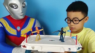 Ultraman và Ozawa ngoài đời thực chơi với con rối và đồ chơi bằng tre, có thể đấu với nhau, rất vui