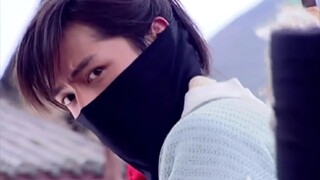 我喜欢他最后蒙着脸的样子，一回眸，就惊艳了我。我也明白了少女灵儿为什么对他念念不忘…
