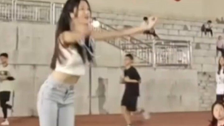 Dance on the playground As if it's your last shallow idol