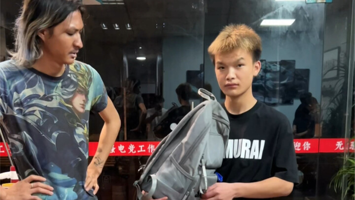 تم طرد قرد الخادم الوطني.