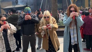 姐姐和朋友来中国旅游，我带他们吃西湖醋鱼