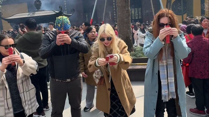 My sister and her friend came to China for a trip, and I took them to try West Lake Vinegar Fish.