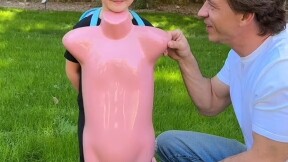 This dad really knows how to have fun!