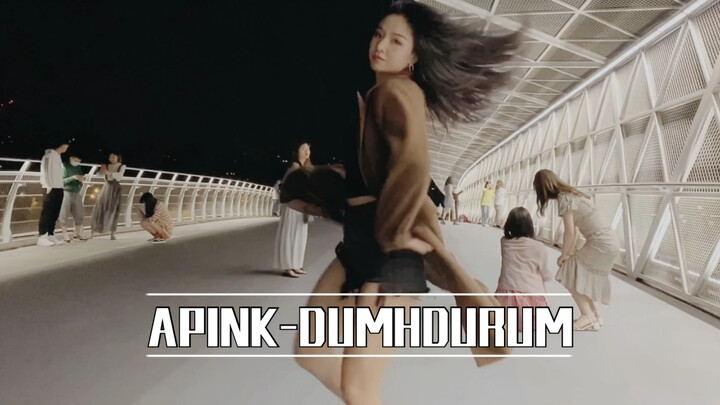 ต้นคัฟเวอร์ Dumhdurum ของ APINK ที่สะพานแดงเมืองเฉิงตู ดังมากในโซเชียล