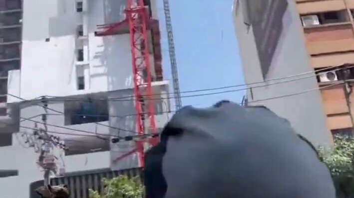 Một trận động đất mạnh đã làm đổ cần cẩu trên một tòa nhà cao tầng ở Bangkok, khiến người điều khiển
