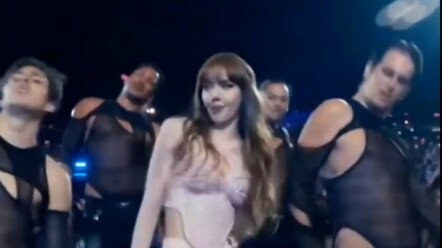 LISA lại một lần nữa quẩy hết mình tại Coachella!