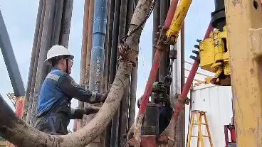 drilling oil well