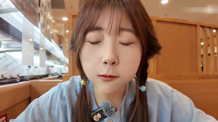 كم عدد الأطباق التي يمكن لفتاة قصيرة القامة تناولها بمفردها في سوشي الدوران؟ كل 5 أطباق، حصلنا على ل