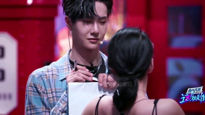 I just love Wang Yibao’s personality! Haha, I’m dying from laughing at him—so cute!