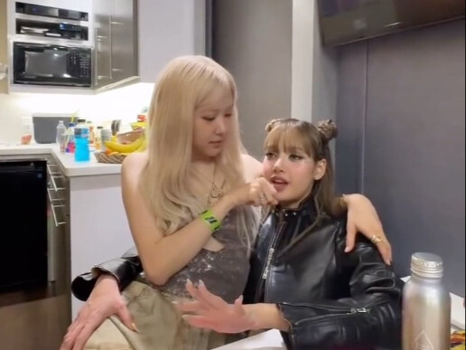 ROSÉ现身LISA科切拉表演后台