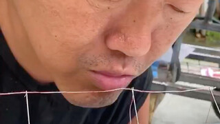 先天畸形几十年，靠着嘴巴努力的活着，没点自我安慰的本事，可能撑不到现在，不管未来的路有多难，我都会勇敢面对不放弃，在人生这条道路上