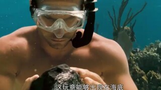 男人在海里潜水，竟意外发现了宝藏！