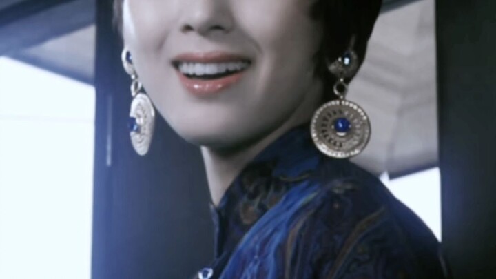 Trời ơi, hóa ra đây là một bà cô 60 tuổi! Đúng là Ferrari già rồi vẫn là Ferrari! Trông bà trẻ ít nh