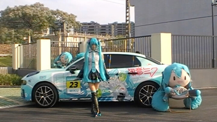 Kamu sudah bangun, sekarang tahun 2007… bahkan mobil berstiker anime pun direplikasi dalam “Membuatm