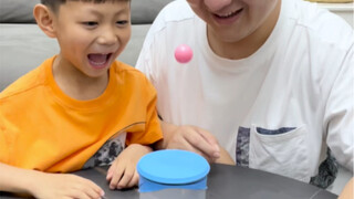 把气球剪开套在瓶口，就能陪孩子玩跳跳球了