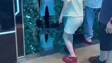 ❄️ 雪地里的快乐时光！两个小朋友玩得太开心了🥰