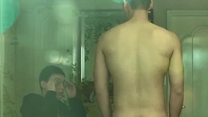 Adik kelas mengenakan kacamata tembus pandang untuk bertemu pria idaman