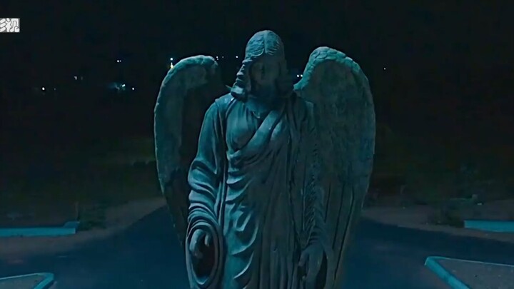 لاحظ الرجل شيئًا غريبًا أثناء القيادة، فرغم أن هذه الدوّارة التذكارية لم يسبق لها أن جاءت إلى هنا، إ