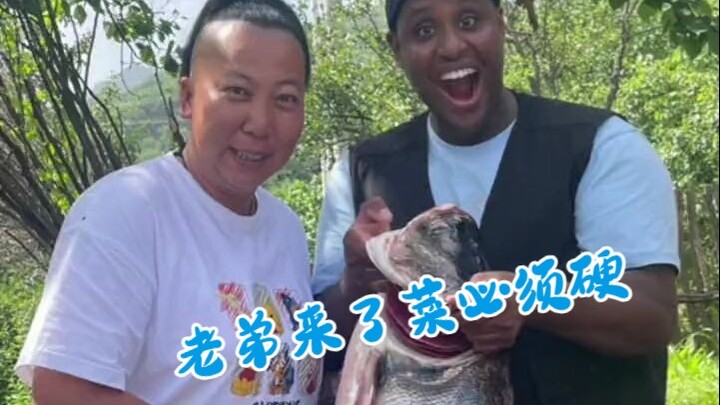 老蒯有个黑人小舅子？这顿饭菜是真硬