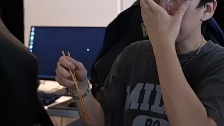 วัฒนธรรมลำดับศักดิ์สุดเว่อร์ในเกาหลี: จักรพรรดิชิกังไม่ยอมกินคำแรก ส่วนซูเปอร์ไว้ยืนงงอยู่ครึ่งวันไม