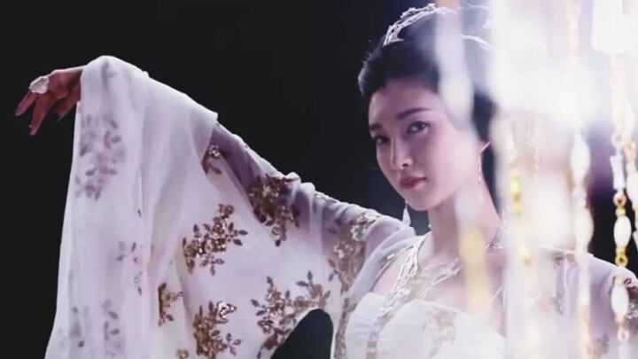 Ini adalah drama kostum pertamanya. Ia sangat cocok untuk memerankan gadis lembut berhati licik.