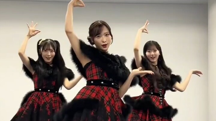 【AKB48】ได้ 3 C ตัวเด่นมาครอบครอง! นี่คือเวอร์ชันหรูหราจริงๆ—โคอุริ อาริสะ, ยากิ ไอซึสึกิ, ซาโต้ คิโฮ