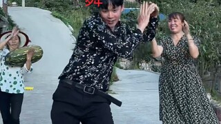 Classics never go out of style. A rural kid from an ordinary rural family taught himself breakdance,