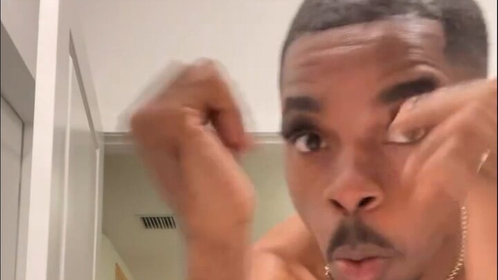 แฟนสาวกำลังจะออกไปข้างนอก แต่หาขนตาปลอมไม่เจอ