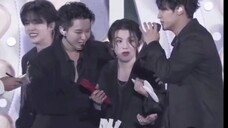 李老师往回塞的动作猛如虎 虎子:我就这么见不过人吗?滋着个大牙就过来了