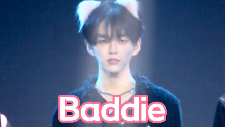 Baddie-ive Zhang Yuanying shot a male college student doing a cover dance on stage! black cat cat ve