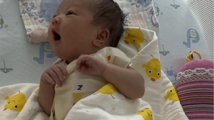 لم يمضِ سوى أسبوع على ولادته ولا يزال لا يعرف أن الحبل السري قد اختفى.